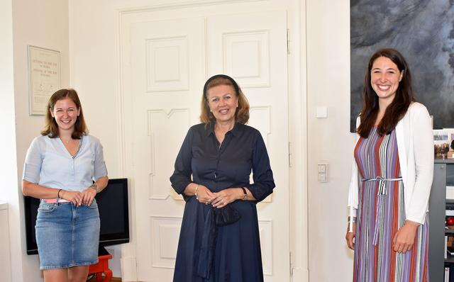 Die des. JVP-Bundesobfrau NrAbg. Claudia Plakolm im Gespräch mit Jugendlandesrätin Patrizia Zoller-Frischauf und VP-Jugendsprecherin LAbg. Sophia Kircher. (v.l.n.r.: NrAbg. Claudia Plakolm, LR Patrizia Zoller-Frischauf, LAbg. Sophia Kircher)  | Foto: JVP Tirol