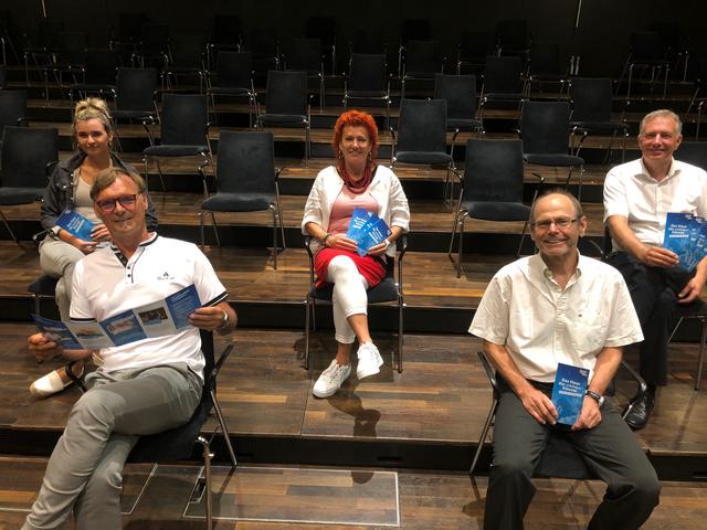 V.l.n.r.: Laura Steinbauer, Bürgermeister Erwin Eggenreich, Angela Kahr (Veranstaltungsmanagement), Kulturreferent Oswin Donnerer und Johann König (Leitung Kunsthaus Weiz).