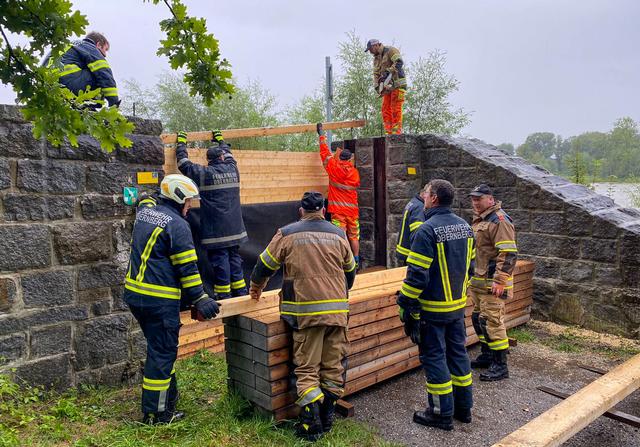 Die Freiwillige Feuerwehr hat den Hochwasserschutz in Obernberg aufgebaut. | Foto: Pressefoto Scharinger