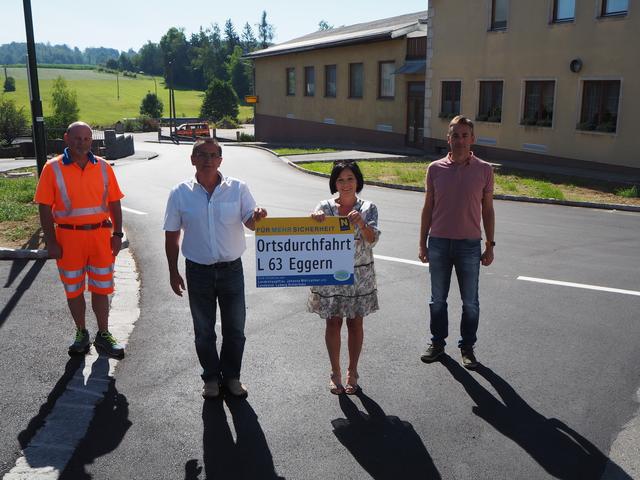Herbert Haidl (Straßenmeisterei Dobersberg), Karl Schraml (Bgm. von Eggern), LAbg. Margit Göll, DI Jochen Lintner (Leiter-St. der Straßenbauabteilung Waidhofen/Thaya)