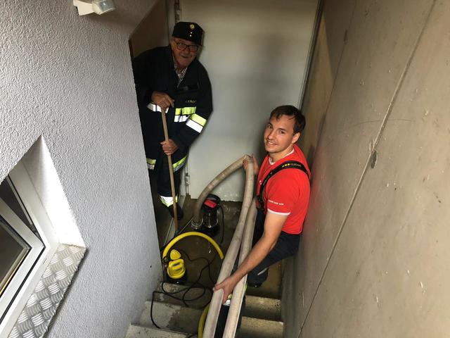 Es halfen alle zusammen um der Wassermassen Herr zu werden. | Foto: FF Drobollach