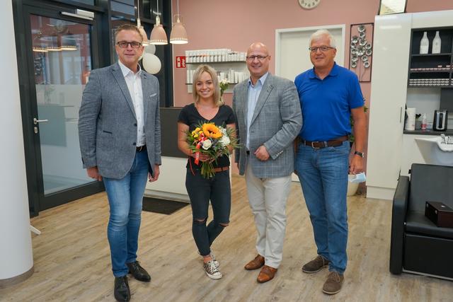 Kerstin Pabst in ihrem neuen Salon mit Helmut Linhart, Peter Sükar und Gerhard Streit