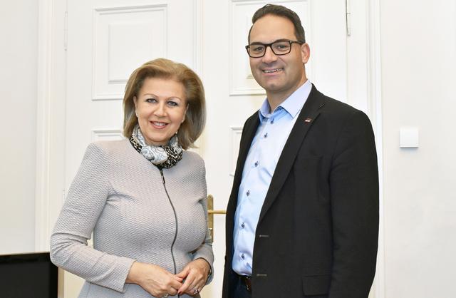 Wirtschaftslandesrätin Patrizia Zoller-Frischauf mit WK-Präsident Christoph Walser. (Bild ist vor der Coronakrise entstanden)  | Foto: Land Tirol/Kathrein