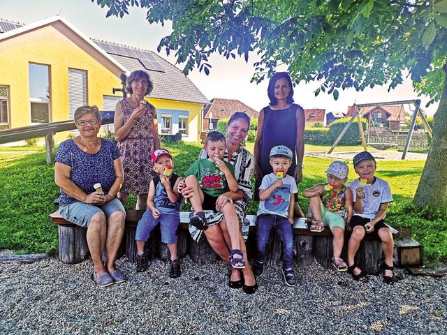 Im Kindergarten werden aktuell die Kinder der Volksschule und des Kindergartens betreut. Im Bild von rechts: Jonas, Daria, Jakob, GR Andrea Poppinger, Bürgermeisterin Gabi Kernstock mit Sebastian, Valentin und die Kinderbetreuerinnen Waltraud Müller und Gerlinde Jungwirth