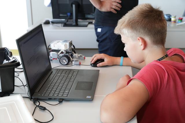 Ungefähr 150 Kinder und Jugendliche nahmen im Juli am DigiCamp des Landes Oberösterreich in Hagenberg teil. Dort wurde beispielsweise programmiert. | Foto: Land OÖ/Ernst Grilnberger