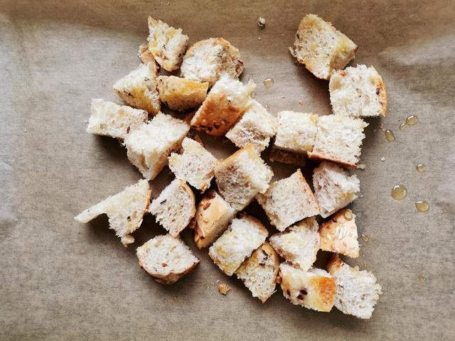 Brotreste in Würfel schneiden, mit Öl beträufeln und im Backofen knusprig backen | Foto: Katrin Ebetshuber