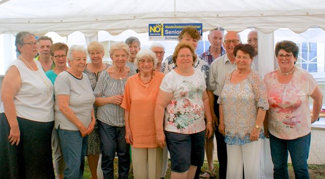 Vlnr: Lore Donninger, Herbert Zachs, Gabi Seemann, Erni Troger, Helga Murtinger, Erni Trabitsch, Hannes Kager, Elfi Olsak, Christa Babel, Renate Kager, Anneliese Thurner, Hans Suhrau, Rudolf Donninger, Leopoldine Jedletzberger, Robert Babel und Maria Kienl.
