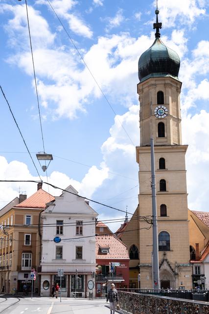 Offene Stadt: Der Zugang zur Murgasse ist heute offen, die Franziskanerkirche trohnt prominent.