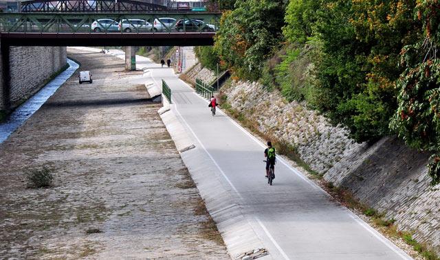 Mit dem Fahrrad den Wienfluss entlang oder mit dem Auto über die Hadikgasse? Mobilität ist auch eine Frage der Gewohnheit.