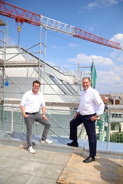 Dachgleiche: Stadtrat Jürgen Czernohorszky (l.) und Bezirksvorsteher Franz Prokop (beide SPÖ) bei der Baustellenbesichtigung. | Foto: Votava