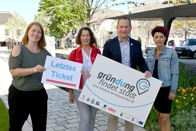 Bereits vier Gründer profitieren in Purgstall von der Gründerinitiative, unter ihnen Heilmasseurin Sabine Riedler (2.v.l.) und Meisterfriseurin Claudia Künstle (r.). Eisenstraße- Projektleiterin Bettina Rehwald und Bürgermeister Harald Riemer freuen sich auf neue Bewerber.