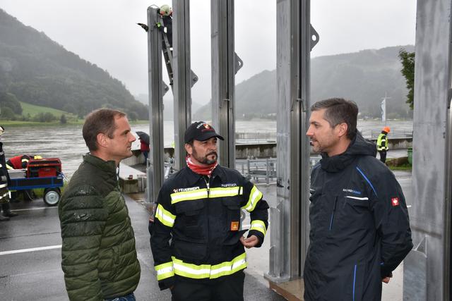 Bürgermeister Rainer Barth, FF-Bezirkskommandant Eduard Paireder und Thomas Huber, Geschäftsführer der Machlanddamm Betreibs GMBH überzeugten sich vor Ort in Grein von der professionallen Zusammenarbeit aller Beteiligen.