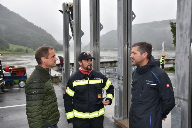 Bürgermeister Rainer Barth, FF-Bezirkskommandant Eduard Paireder und Thomas Huber, Geschäftsführer der Machlanddamm Betreibs GMBH überzeugten sich vor Ort in Grein von der professionallen Zusammenarbeit aller Beteiligen.   | Foto: Robert Zinterhof