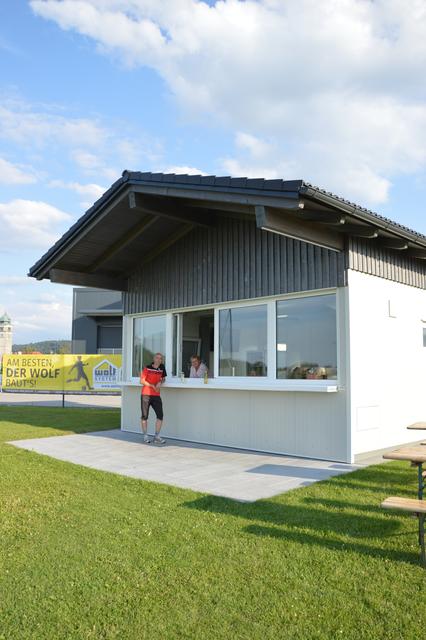 Die neue Nachwuchshütte soll beim ersten Heimspiel der neuen Saison am 14.08. gegen den Sk Schärding eingeweiht werden.
