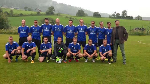 Die Mannschaft des FC Weißpriach mit Obmann Bernd Mandl (hockend, rechts) und dem Dressensponsor Stefan Palffy (stehend, rechts).