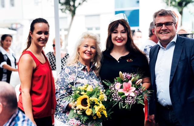 Mag. Jennifer Brandstätter (Standortmarketing Marchtrenk GmbH) Renate & Sophie Schmid (Goldmarie) und Bürgermeister Paul Mahr.