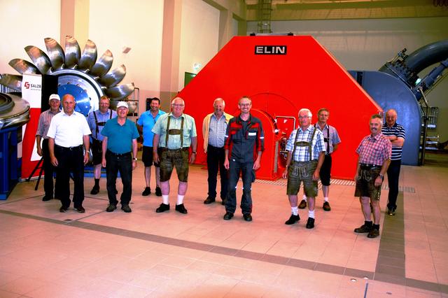 Beim Treffen der Altfeuerwehrkommandanten in Muhr. Hier sind sie gerade im Kraftwerk Hintermuhr zu Besuch.