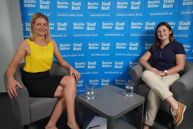 Marlene Svazek, Landesparteiobfrau der Salzburger FPÖ (re.), beim Sommergespräch mit Bezirksblätter Chefredakteurin Julia Hettegger (li).