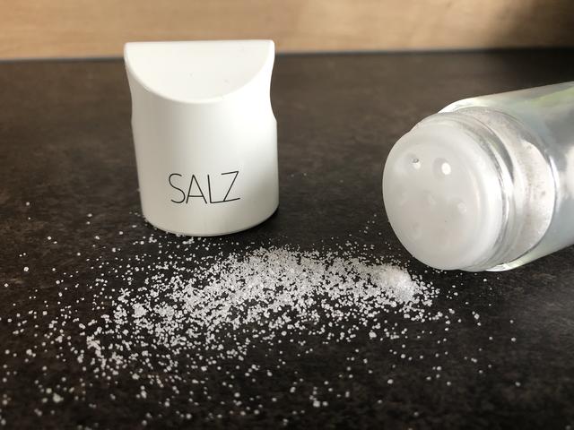 Nur etwa 20 Prozent des verzehrten Salzes streuen wir selbst ins Essen. Die restlichen 80 Prozent stammen aus verarbeiteten Lebensmitteln, wie Wurst, Tiefkühlpizza oder Süßigkeiten. | Foto: Ulrike Plank