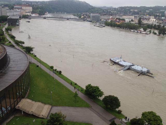 So sah es 2013 an der Donau in Linz aus – so hohe Pegelstände wie vor sieben Jahren wird es heute und morgen in Linz nicht geben. | Foto: Chris Sennlaub/Tabakfabrik