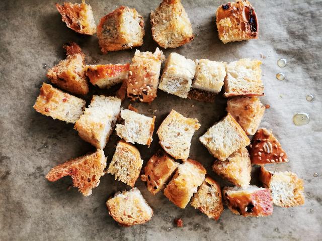 knusprig gebackene Brotwürfel - eine gute Verwertungsmöglichkeit für altes Brot | Foto: Katrin Ebetshuber