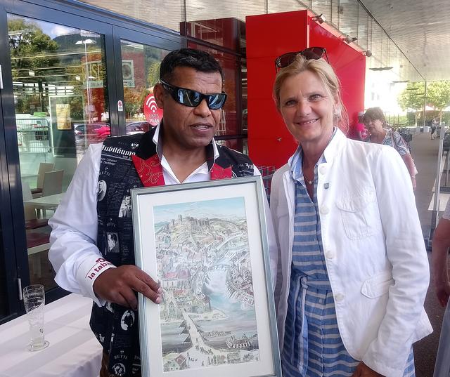 Amilton de Oliveira und Vizebürgermeisterin Susanne Kaltenegger.