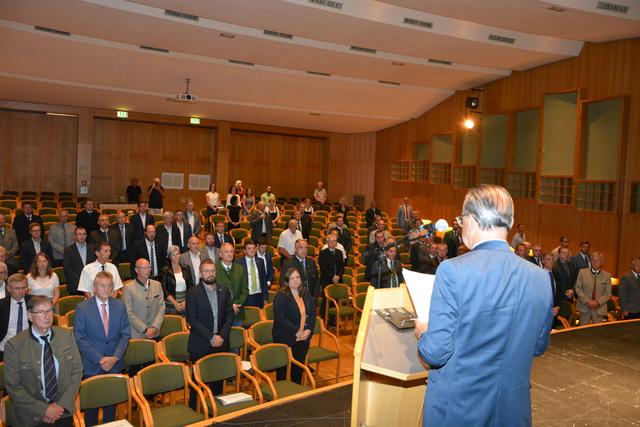"Ich gelobe": BH-Kanzleileiter Peter Rechberger verlas die Angelobungsformel.