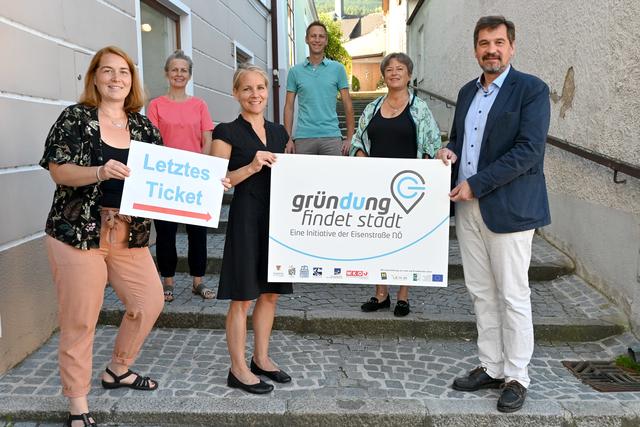In Waidhofen an der Ybbs erwartet man voller Vorfreude neue Gründer: Eisenstraße-Projektleiterin Bettina Rehwald, Projektteilnehmerin Elisabeth Lietz (Coaching und Visionsentwicklung), Projektteilnehmerin Petra Forster (Lirum Larum Lesespiel), Eisenstraße-Themenfeldsprecher und riz up-Gründerberater Gregor Haslinger, Margit Watzinger vom Stadtmarketing Waidhofen sowie Bürgermeister Werner Krammer.