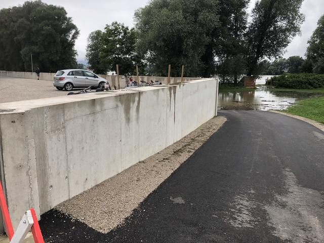 Links der neue hochwasserschutz in Sarling