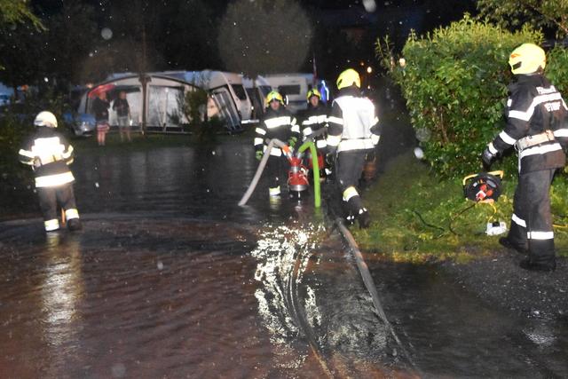 Ein Campingplatz in Peterdorf wurde überschwemmt.
