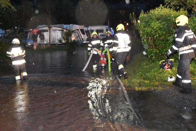 Ein Campingplatz in Peterdorf wurde überschwemmt. | Foto: FF/Horn