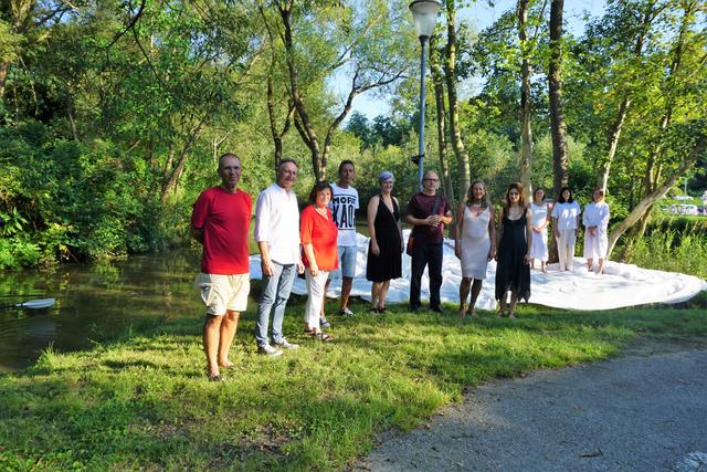 Wasserbiennale-Organisator Günther Pedrotti (3.v.r.) mit Gästen und Künstlern bei der Eröffnung an der Feistritz.