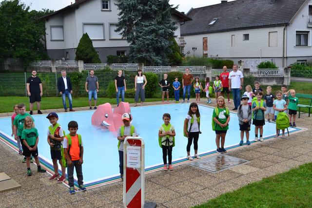 Beim Schwimmtraining: Anna Treiber, Lara Rathmanner, Timo Fasching, Sophie Strass, Daria Moldovan, Jakob Wiedenhofer, Sebastian Geldner, Emilia Schlögl, Felix und Nina Gmeiner, Paul Janoch, Luis und Anna Mauerschitz, Anton Köppel, Lea Fischl, Zoe Niegl, Fabian Heissenberger, Luis Olsacher, Hannah Pallanits, Anna-Sophie Cherestan, Philipp und Lena Niemandsfreund (vorne); Tobias Heissler, Bgm. Anton Wiedenhofer, Katharina Seer, Anna-Lea Carich, Veronika Graner, Andrei Wiedenhofer, OAR Martin Werkovits, Manfred Niemandsfreund (hinten) | Foto: Gemeinde Draßmarkt