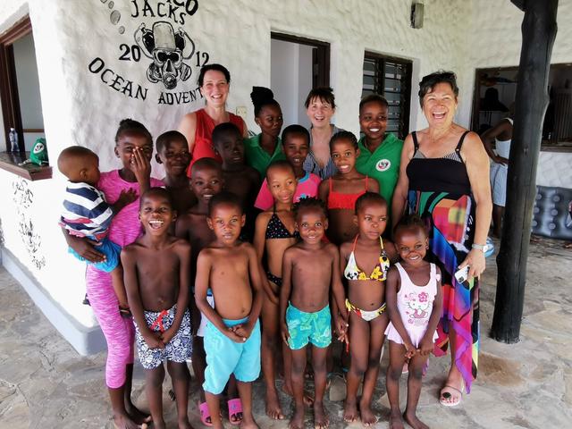 Der Verein "Zukunft dank dir" kümmert sich unter Obfrau Alexandra Neuhold (hi.li.) seit 2 Jahren um Kinder und Familien in Kenia. | Foto: Zukunft dank dir
