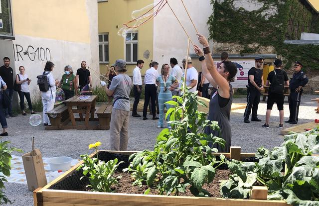 Garteln oder plaudern kann man auch in einer Baulücke.