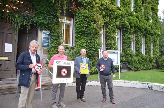 Vor der Bezirkshauptmannschaft: Gerhard Mansbart, Vladimir Nemčič und Ditmar Manfred Seifert mit Hans Schuster
