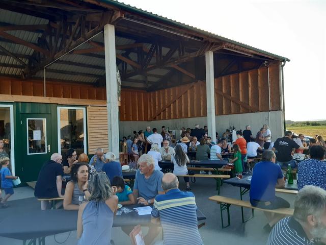 Zahlreiche Besucher genossen ein gemütliches Sommerfest bei Familie Rosnak.