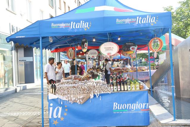Alles was Herz und Gaumen begehren wird am Italienischen Markt am Stadtplatz geboten.