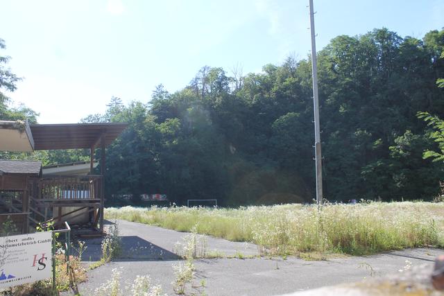 Die ehemalige "Steinbruch-Arena" von Askö Mauthausen im Sommer 2020. Betreten und Aufenthalt ist verboten!