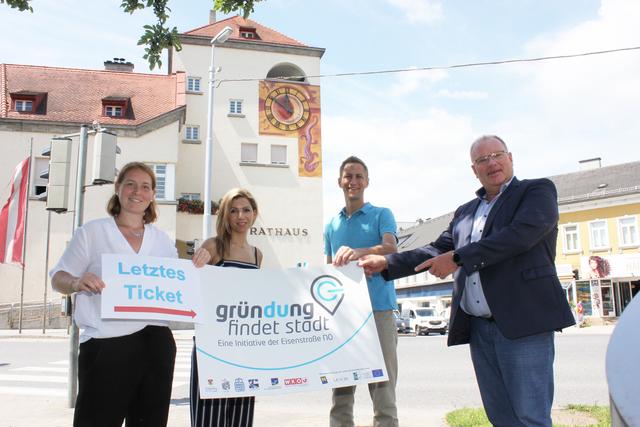 Bereits vier „Tickets“ wurden in Wieselburg vergeben. Die Vorfreude auf neue Bewerber ist groß: Eisenstraße-Projektleiterin Bettina Rehwald, Projektteilnehmerin Elisabeth Bayerl (Hairrichtn – Ihr Friseur), Eisenstraße-Themenfeldsprecher und riz up-Gründerberater Gregor Haslinger sowie Stadtrat Josef Lechner