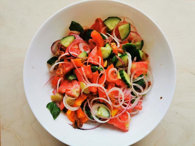 Gemüse schneiden und in einer großen Schüssel gut vermengen | Foto: Katrin Ebetshuber