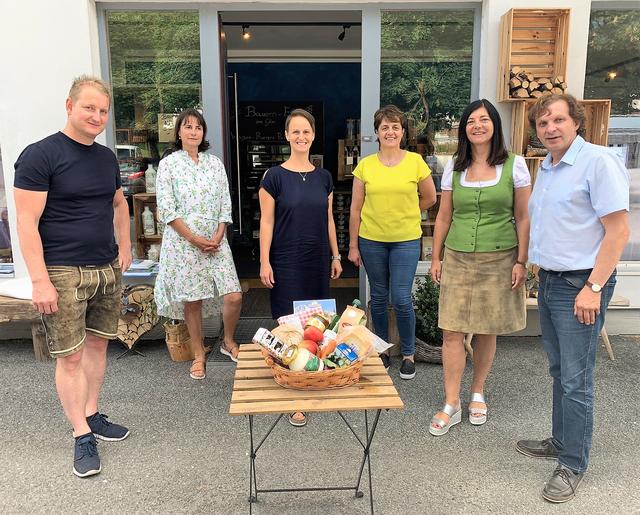 Gemütliches Zusammen sein und Ideen spinnen gehört zum Konzept des Kohr Cafés. V.l.: Obmann und Vize-Bgm. Robert Möschl (Tourismusverband Neukirchen), Susanna Vötter-Dankl (Tauriska), Doris Oberlechner (Guat drauf), Obfrau-Stv. Christl Stotter (Salzburger Privatzimmerverband), GF Ingrid Maier-Schöppl (Tourismusverband Neukirchen und Bramberg) und Christian Vötter (Tauriska).