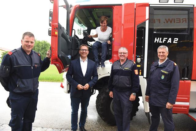 Preinsbachs Vizekommandant Christian Scheighofer, Amstettens Bürgermeister Christian Haberhauer, "Patin" Sonja Schweighofer, Preinsbachs Kommandant Karl Etlinger, Amstettens Abschnittsfeuerwehrkommandant Stefan Schaub.