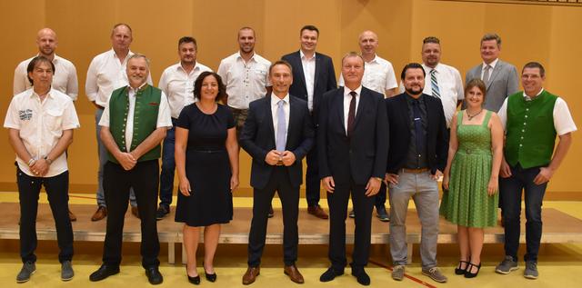 Ottendorfs neu konstituierter Gemeinderat, um Bürgermeister Ewald Deimel. Die Angelobung nahm Harald Maierhofer von der Bezirkshauptmannschaft Hartberg-Fürstenfeld vor.