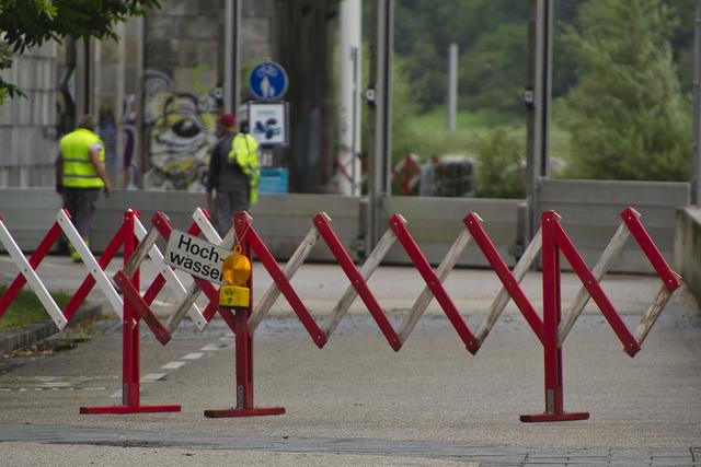 Der Durchgang unter der Nibelungenbrücke ist bereits gesperrt.