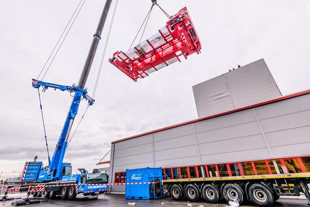 Ein 76 Meter hoher Kran lieferte die einzelnen Elemente.
