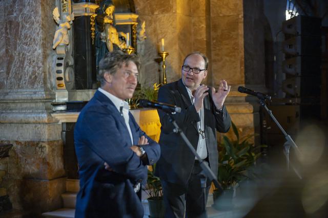 Tobias Moretti und Bischof Hermann Glettler.