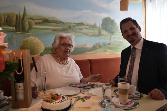 Gertrude Switil beim Plaudern mit Favoritens Bezirksvorsteher Marcus Franz (SPÖ).