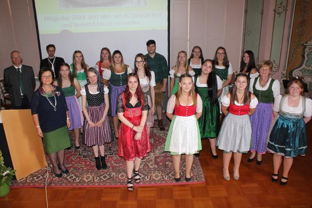 Die Absolventinnen und Absolventen der Fachschule für Land- und Ernährungswirtschaft Vorau mit Lehrerinnen und Direktorin sowie Gratulanten. | Foto: Fachschule für Land- und Ernährungswirtschaft Vorau - St. Martin