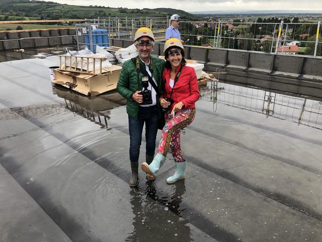 Mit Helm, Kamera und Gummistiefel: Ernst Reinberger und Karin Zeiler.